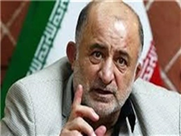 ظریف به جای قدم‌زدن با کری کمی هم به فکر منافع ملت باشد