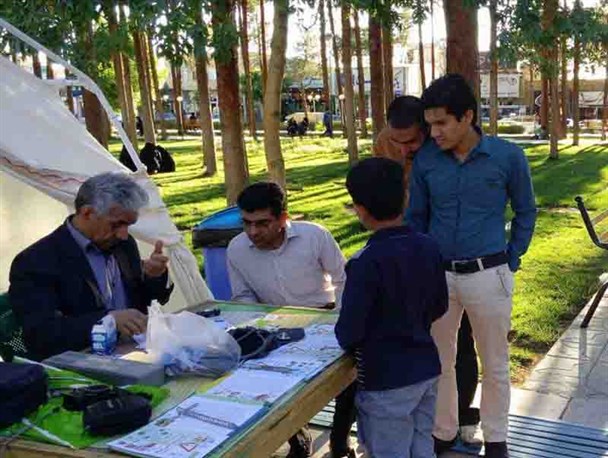 انجام غربالگری دیابت و فشارخون در پارک فلسطین میبد+عکس