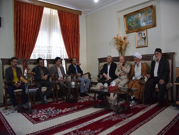 دیدار مسئولین ماکو با خانواده شهید مرزبانی