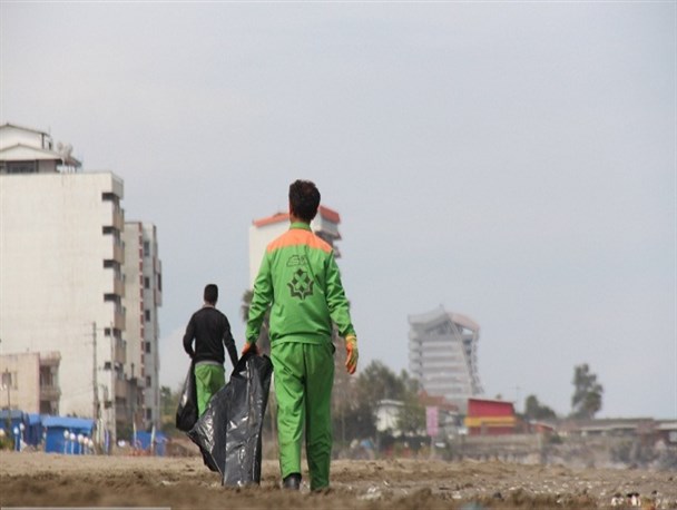 پاکسازی سواحل محمودآباد در روز زمین پاک