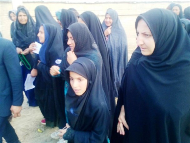 بازدید میدانی فرماندار دنا از روستای"کتا" پاتاوه و دیدار با مردم+تصاویر
