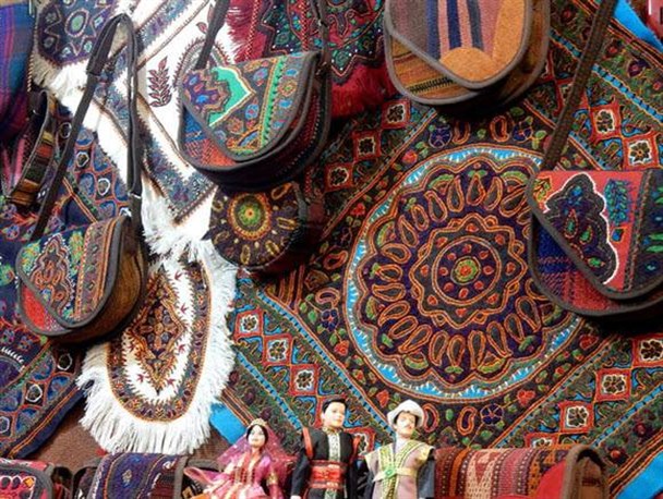 کرمان هنوز به جایگاه اصلی خود در عرصه صنایع دستی نرسیده است/ المان‌های اصلی شهر حاوی فرهنگ و هنر کرمانی نیست