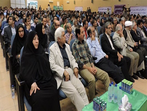 بانوی فرهنگی استان در صف اول سیاست