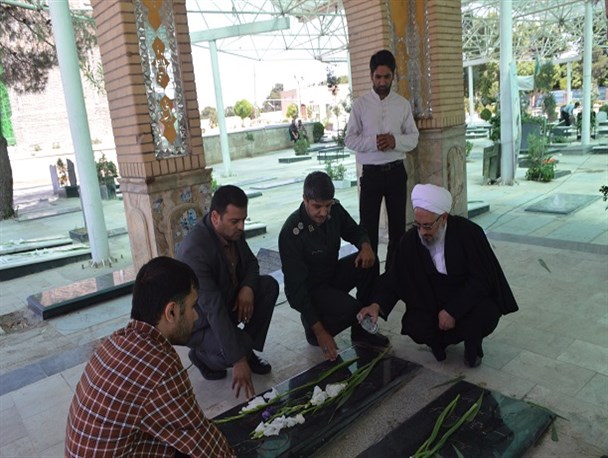 غبارروبی مزار شهدای چهاردانگه همزمان با سالروز آزادسازی خرمشهر/تصاویر