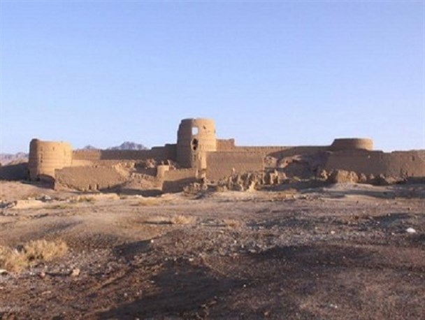 قلعه تاریخی آران و بیدگل در سراشیبی نابودی است/ دژ کرشاهی مالک خصوصی دارد