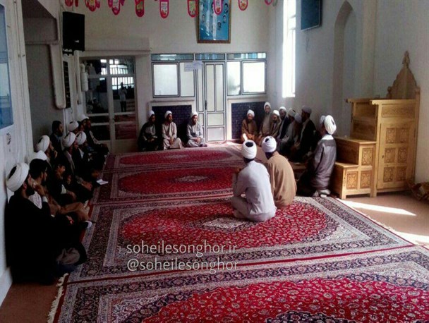 طلاب و روحانیون در راستای تحصیل و تهذیب جامعه تلاش کنند
