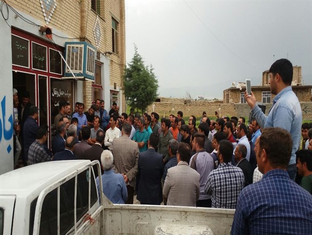 تجمع کامیونداران به دلیل عدم پاسخگویی به مطالباتشان / مدیرکل راهداری و حمل ونقل جاده ای حاضر به پاسخگویی به خبرنگاران نشد