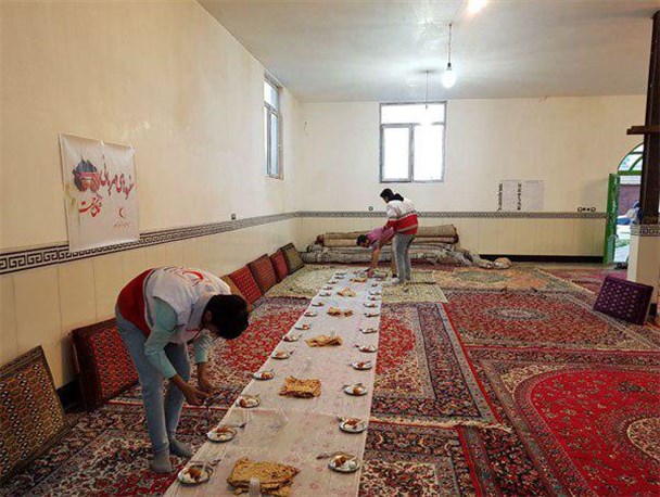 برپایی سفره های افطاری ساده به همت گروه های جهادی و بسیجیان در تویسرکان+تصاویر