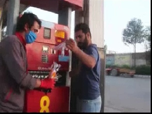 اقدام خداپسندانه جوان کوهدشتی در توزیع دستکش یکبارمصرف بین مراکز پمپ بنزین