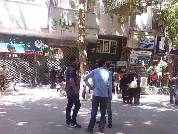 سپرده گذاران بلاتکلیف صندوق مالی و اعتباری میزان بار دیگر تجمع کردند+ تصاویر