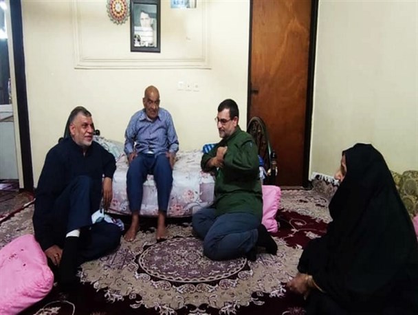 عیادت فرمانده نیروی دریایی سپاه از پدر شهید علیرضا آرمات