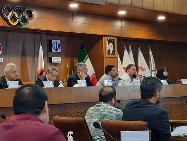 پولادگر: دبیر توهین و سفسطه می کند؛ سیستم او متلک پرانی است/ دبیر: آتش به اختیارم، پولادگر دروغ می گوید