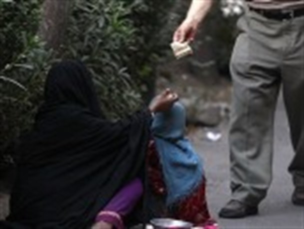 تکدی گری در نماز جمعه جایگاه مصلی کرمان را تخریب می کند