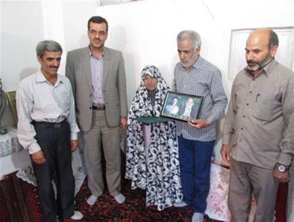 دیدار فرماندار آشتیان با خانواده 3 شهید شهرستان + تصاویر