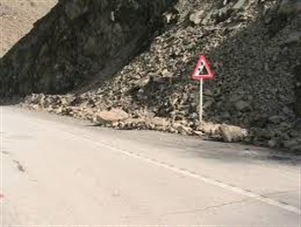 جاده فرعی روستایی بخش زاینده در جهت رفع نقاط حادثه خیز باید ارتقاء یابد