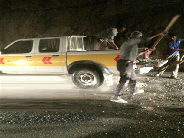 نشت مایع شوینده علت مسدود شدن محور ایذه_دهدز/ پس از 8ساعت تلاش جاده بازگشایی شد
