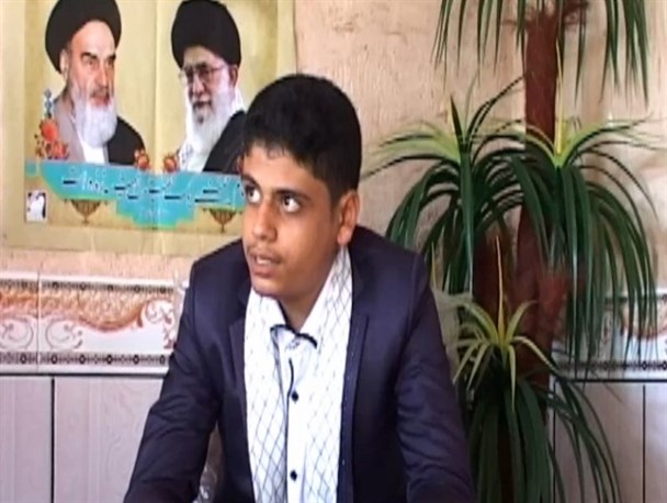 نبوغ نوجوان الشتری در خواندن و نوشتن دو متن مختلف به دو زبان متفاوت+فیلم