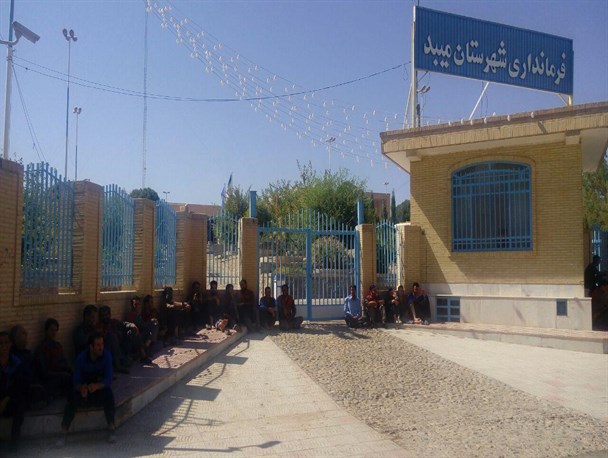 کارگران کاشی احسان میبد مقابل فرمانداری تجمع کردند