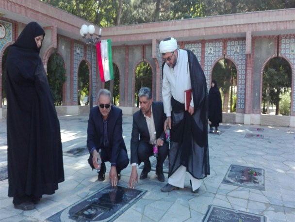 غبارروبی و گل افشانی قبور مطهر شهدا در چناران