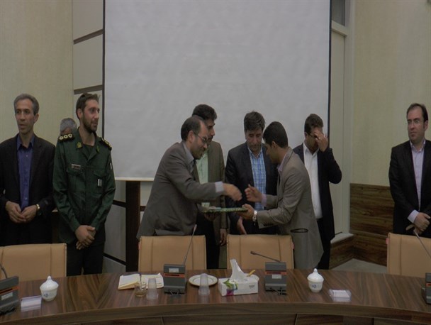 مراسم تجلیل از کارمندان نمونه شهرستان عجب شیر برگزار شد