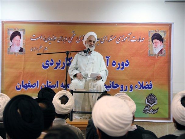 هجرت برای روحانیون امری واجب است/ حوزه علمیه یک سایت «خنده حلال» و حکیمانه راه‌اندازی کند