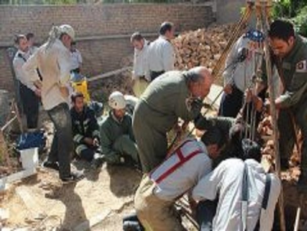 نجات معجزه‌آسای کارگر ۳۵ ساله از سقوط هشت متری/ آتش‌نشانان کمتر از سه دقیقه به محل حادثه رسیدند
