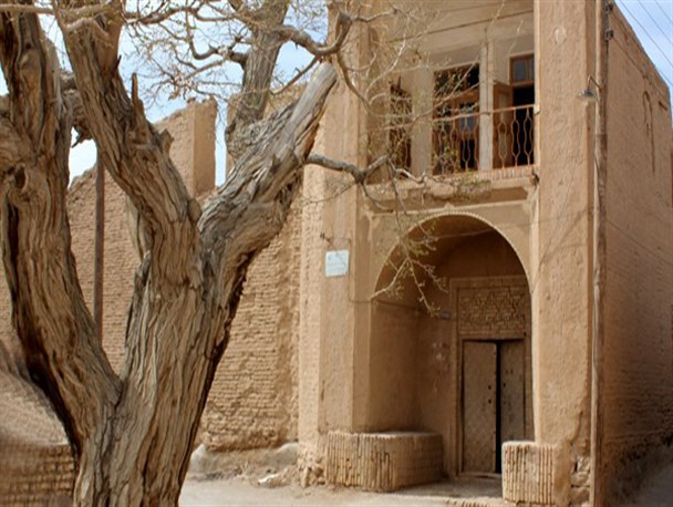 سارقان بسیاری از آثار تاریخی ندوشن را تخریب کرده‌اند