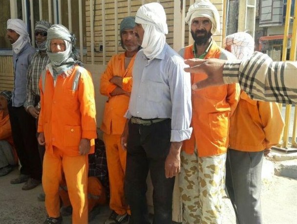 تجمع کارگران شهرداری مقابل فرمانداری زابل/ ۵ ماه است حقوق نگرفته ایم