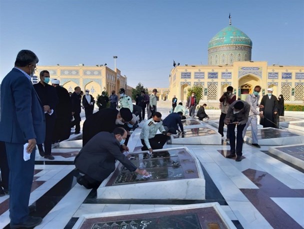 غبارروبی مزار شهدای کاشمر همزمان با هفته دولت