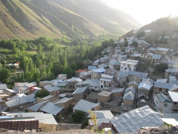 مسدود شدن جاده روستای مومج دماوند بر اثر ریزش کوه