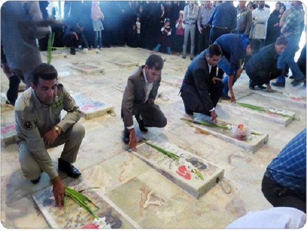 عکس: قبور مطهر شهدای خرامه گلباران شد