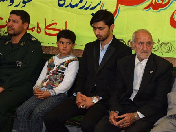 تجلیل اهالی یک روستا از خانواده شهدای مدافع حرم در شهرستان مرند + تصویر