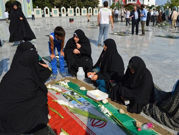 عطرافشانی و غبارروبی گلزار شهدای نوشهر