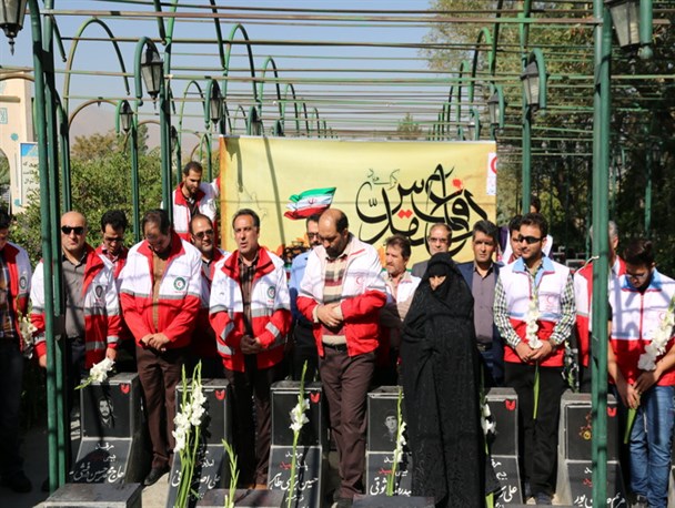 گلزار شهدای همدان غبار روبی و عطرافشانی شد+تصاویر