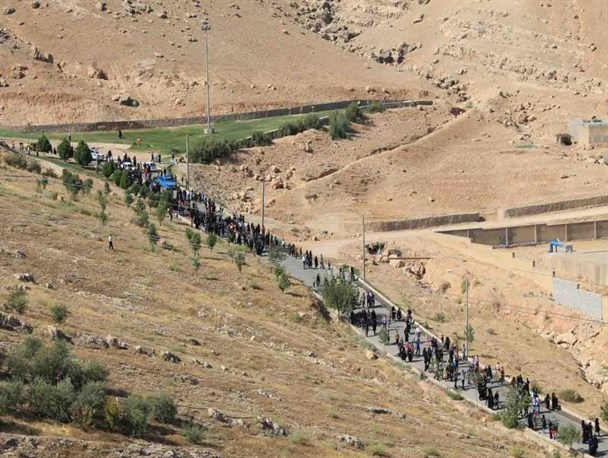 همایش پیاده روی خانوادگی به‌مناسبت هفته دفاع مقدس در ایذه برگزار شد + تصاویر