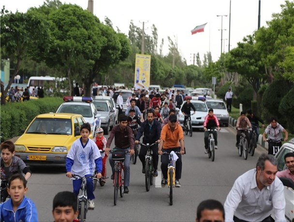 گردهمایی دوچرخه سواری به مناسبت روز جهانی بدون خودرو در زنجان برگزار شد