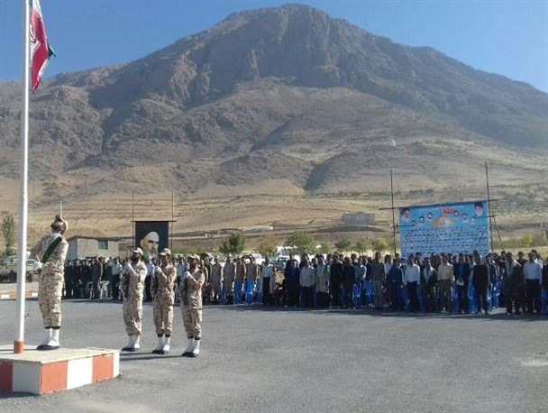 مراسم صبحگاه مشترک نیروهای نظامی وانتظامی و بسیج در اردل برگزار شد+تصاویر