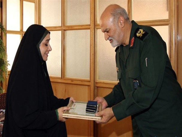 تجلیل فرمانده سپاه فجر از قهرمان پارالمپیکی