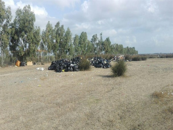 انباشت کوهی از زباله در مجاورت مناطق مسکونی در جویبار +فیلم
