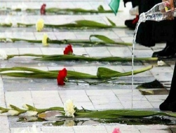 گلزار شهدای لرستان غبارروبی و عطرافشانی شد