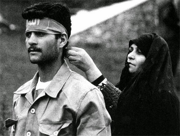 مادرانی که پیشانی‌بند فرزند شهیدشان را به سر پسر دیگرشان بستند