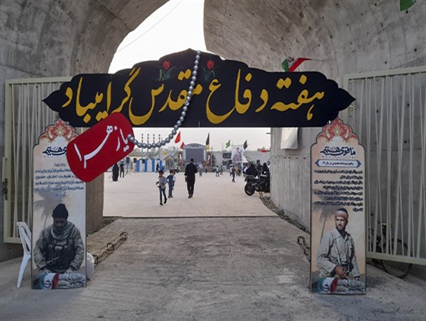 بازدید مردم از نمایشگاه دفاع مقدس در ساری