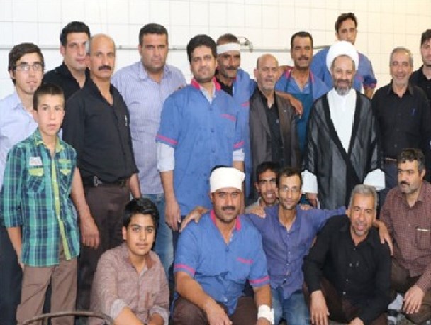 حضور امام جمعه تیران در آشپزخانه حسینیه قدیم/ عکس