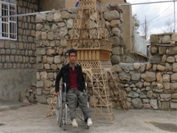 هنرنمایی جوان قطع نخاعی سروآبادی در ساخت برج ایفل