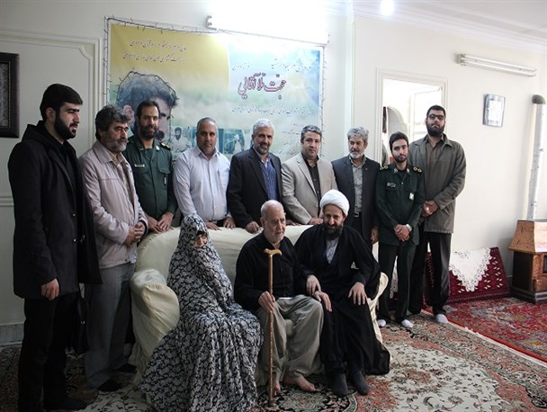 مسئولان شهرستان قرچک با خانواده معزز شهدای دیدار کردند