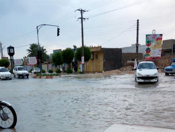 آب‌گرفتگی معابر درپی بارش باران در دیر