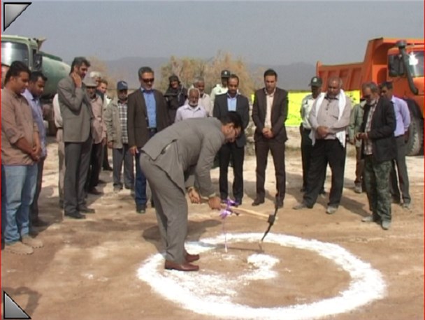 کلنگ زنی جاده بین مزارع شهرستان حاجی آباد
