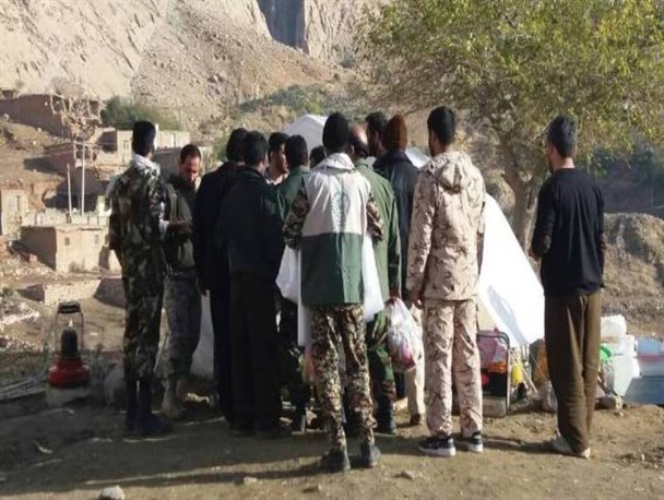 فعالیت امدادی گروه جهادی رودان در مناطق زلزله زده کرمانشاه +تصویر