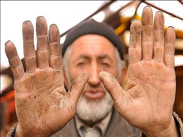 این دست‌های پینه بسته نگذاشت انقلاب به دست نااهلان بیفتد
