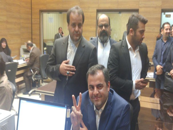 پسرعارف هم به جمع داوطلبان انتخابات مجلس دهم از حوزه یزد و اشکذر پیوست +تصاویر